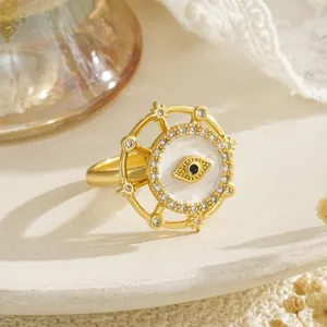 Primer plano del anillo giratorio Mal de Ojo chapado en oro con circonitas brillantes