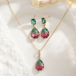 Primer plano de un conjunto de joyas de cristal de lágrima en degradado rosa y verde