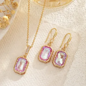 Detalle del elegante conjunto de joyas de novia con gemas púrpuras iridiscentes y oro