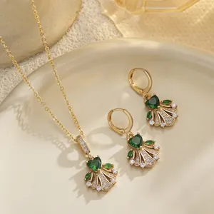 Vue détaillée de l'ensemble de bijoux collier et boucles d'oreilles robe ballerine verte