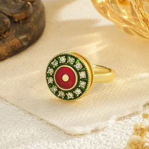Primer plano del anillo giratorio del ojo del mal con esmalte rojo y verde y circones
