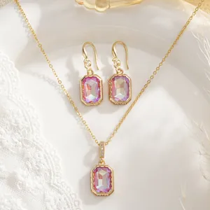 Primer plano de un elegante conjunto de joyas de novia con piedras de colores