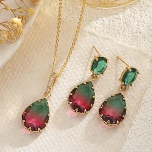 Primer plano de conjunto de collar y pendientes de cristal color turmalina en gota para boda.