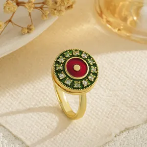Anillo giratorio creativo de ojo del mal en cobre bañado en oro con esmalte rojo.