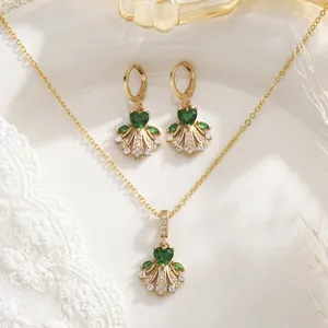 Ensemble élégant de collier et boucles d'oreilles en or avec pierres en cœur vert.