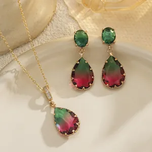 Vista detallada del conjunto de joyas con collar y pendientes de cristal en forma de gota