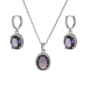 Parure de bijoux style victorien en zircon violet avec collier à pendentif et boucles d'oreilles.