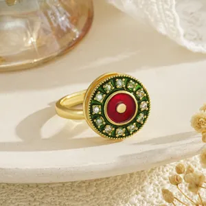 Vista detallada del anillo giratorio de ojo turco chapado en oro con esmalte rojo.