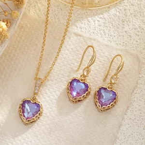 Detailansicht eines Vintage-Herz-Halsketten- und Ohrring-Sets mit Farbverlauf-Zirkonia