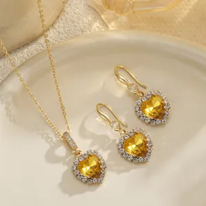 Exquisites Detail des Vintage-Schmucksets mit gelbem Herzzirkon in Goldoptik