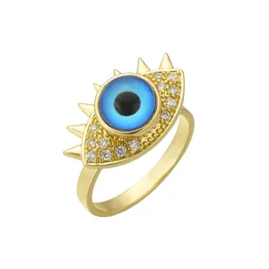 Anillo de ojo turco de cobre bañado en oro con piedra azul y circonitas brillantes
