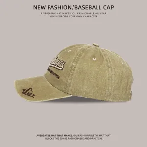 Vista detallada de una gorra de béisbol verde oliva lavada con bordado de Nueva Orleans