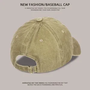 Detalle de gorra de béisbol vintage verde lavado con hebilla ajustable en la parte trasera