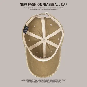 Vista interna detallada de gorra de béisbol de mezclilla retro con etiqueta 100% algodón