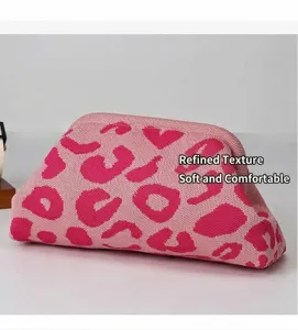 Detailopname van een modieuze roze gebreide cloud clutch met trendy luipaardprint