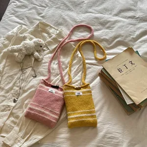 Minimalistische handgestrickte gestreifte Mini-Umhängetasche für Mobiltelefone