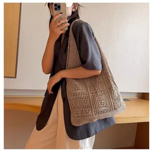 Vue détaillée d'un sac cabas vintage en maille ajourée kaki porté par un mannequin