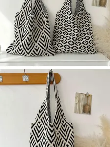 Detailansicht von gestrickten Tragetaschen mit schwarz-weißem geometrischem Muster