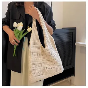 Femme tenant un sac fourre-tout en maille crochetée crème vintage avec des tulipes