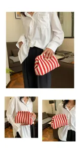 Pochette nuage à rayures rouges et blanches tenue par un mannequin