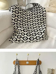 Lifestyle-Display, das die Textur und den Hängestil dieser gestrickten Tasche zeigt