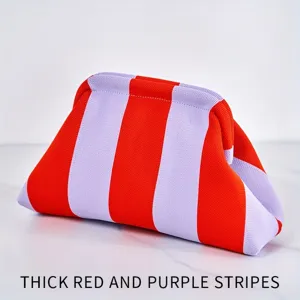 Elegante borsa da trucco in maglia a righe rosse e viola ideale per il viaggio