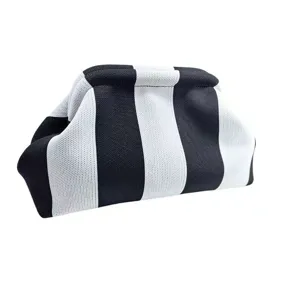 Elegante borsa cosmetica portatile con audace design a strisce verticali bianche e nere
