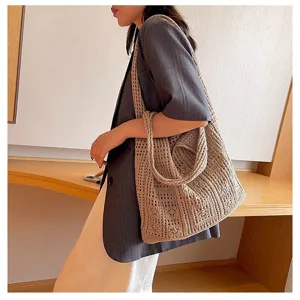 Sac à bandoulière en crochet rétro porté par un mannequin avec un blazer à rayures