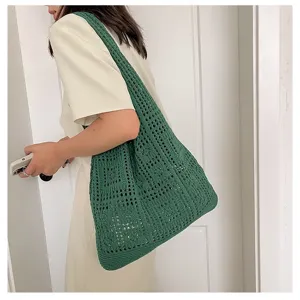 Sac à bandoulière vintage vert au crochet ajouré pour femme porté par mannequin