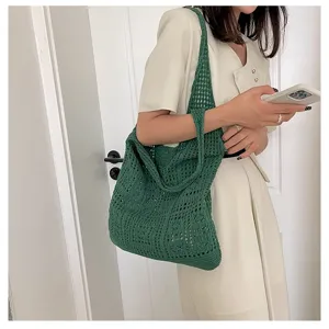 Vue détaillée d'un grand sac cabas en maille verte rétro porté par un mannequin