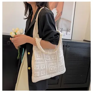 Détail d'un sac à bandoulière rétro en maille crochetée blanche avec des fleurs tulipes