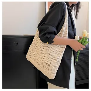 Sac cabas élégant en maille rétro crème ajourée pour femme porté à l'épaule chic