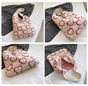 Quattro scatti dettagliati di una grande borsa tote in maglia con motivi a cuore
