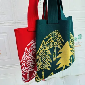 Vista detallada de bolsos tote creativos de lana tejida con diseño de árbol de Navidad