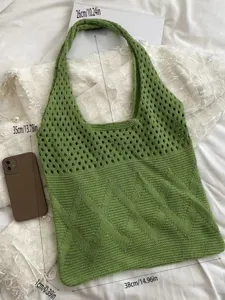 Dimensiones detalladas que muestran el tamaño de este bolso tote de ganchillo verde