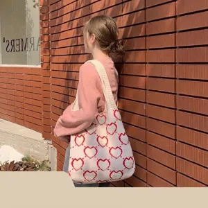 Grande borsa tote in maglia con elegante motivo a cuore rosso per l'uso quotidiano versatile