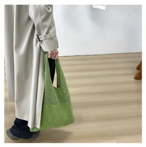 Vista detallada de un bolso shopper de punto calado verde con un atuendo informal