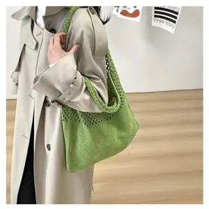 Detalle de un bolso tote de ganchillo verde lima combinado con una gabardina beige