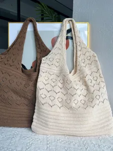 Dos bolsos de hombro de punto calado vintage hechos a mano en crema y marrón