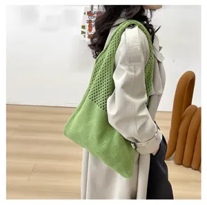 Detalle de primer plano del bolso de punto verde que muestra la textura y el estilo casual