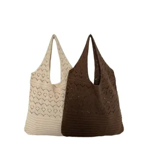 Vista detallada de bolsos de malla de ganchillo vintage en colores beige y marrón