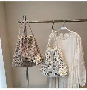Detalle de mochilas de punto hechas a mano con flores decorativas de ganchillo