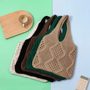 Vista detallada de bolsos de mano de punto calado multicolor con patrones geométricos