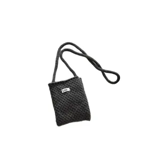 Petit sac bandoulière en tricot gris foncé pour téléphone avec étiquette 'egg.'