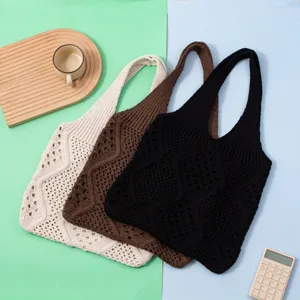 Tres elegantes bolsos tote de punto calado en negro, marrón y beige para verano