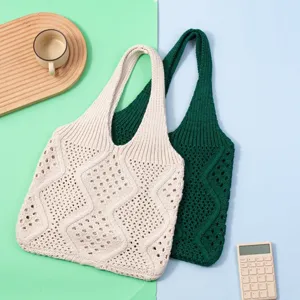 Primer plano de bolsos tote de verano de punto calado en color crema y verde oscuro