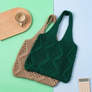Vista detallada del patrón de punto de diamante de los bolsos tote verde y caqui