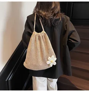 Bolso de ganchillo beige hecho a mano con cordón y detalle de margarita blanca