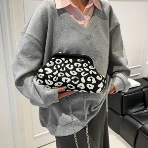 Modieuze gebreide wolkentas met luipaardprint en zilveren ketting voor dames