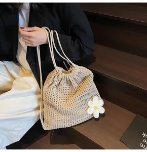 Mochila tejida con cordón para mujer con detalle decorativo de flor blanca